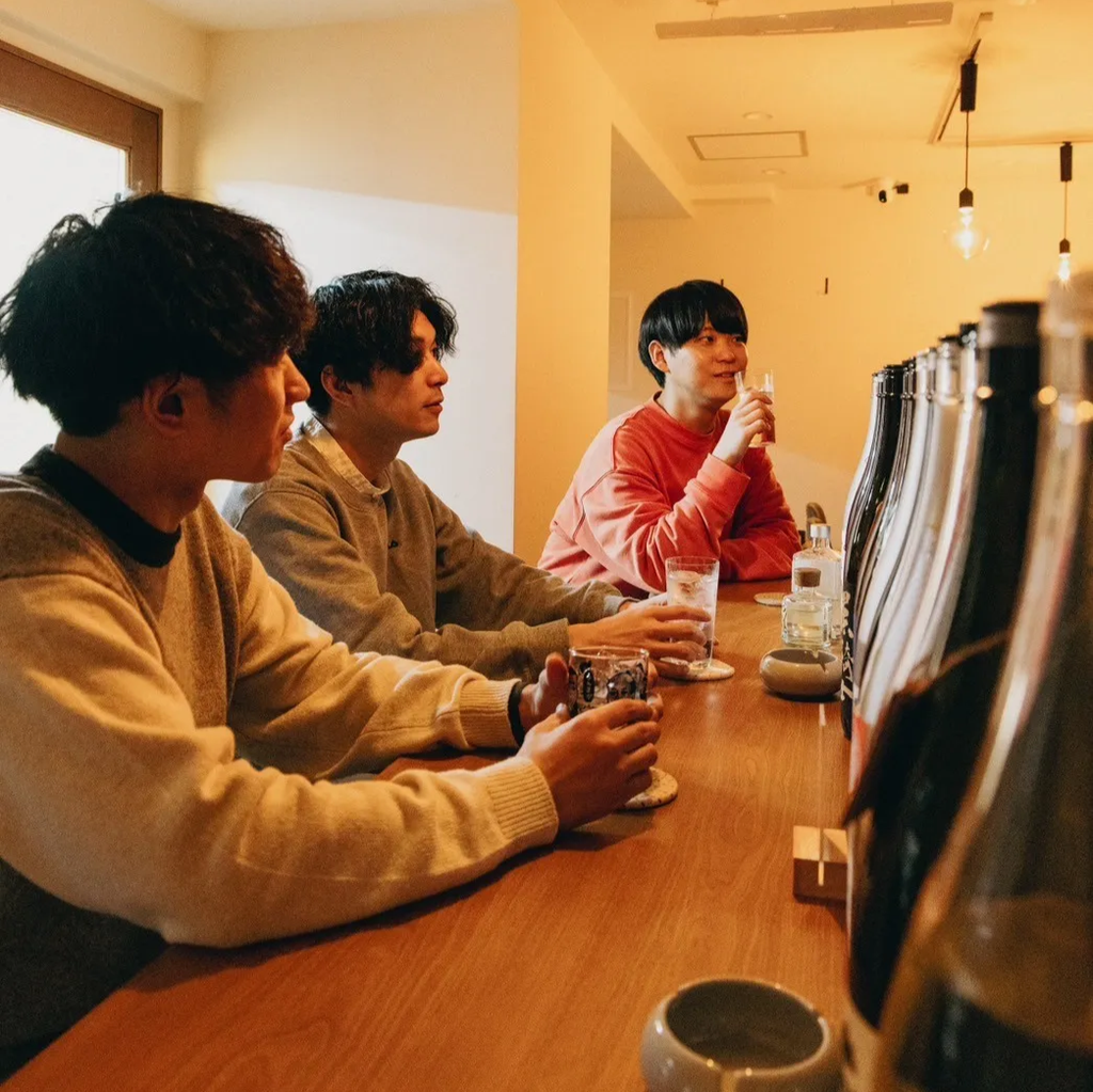 カウンターで会話を楽しむお客様