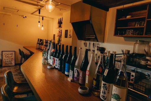 カウンターに並ぶ焼酎と店内の様子