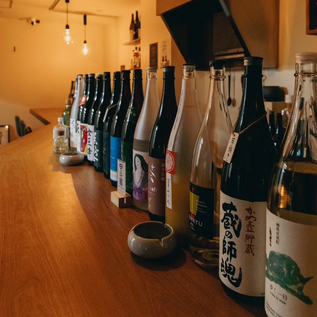 焼酎が並ぶBARオトナノノミカタのカウンター